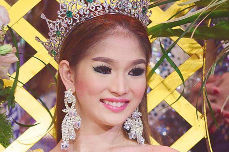 Kevin Balot, thí sinh vẫn giữ tên nam tính, đăng quang Hoa hậu Chuyển giới Quốc tế 2012. 3 đăng quang, người đẹp 20 tuổi được đánh giá có vẻ đẹp thuần nữ tính. Tuy nhiên, không ít ý kiến cho rằng Kevin Balot chiến thắng may mắn.