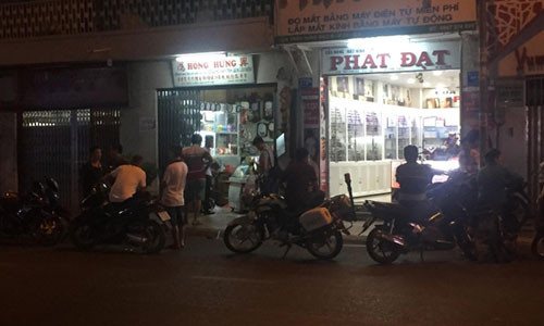 Công an khám nghiệm hiện trường.