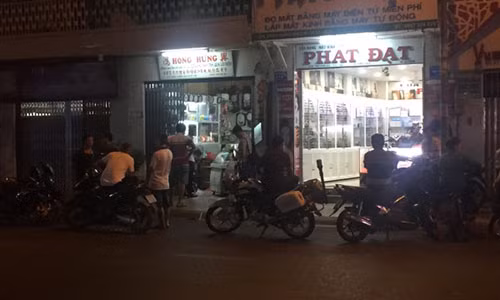 Công an khám nghiệm hiện trường.