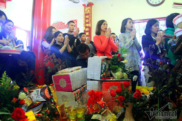 Trong phủ vàng mã chất cao quá nửa người. Trong phủ vàng mã chất cao quá nửa người.