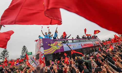 Đội tuyển U23 chiến thắng trở về trong sự chào đón nồng nhiệt của người dân Việt Nam - Ảnh: NGUYỄN KHÁNH.