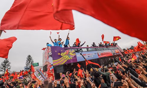 Đội tuyển U23 chiến thắng trở về trong sự chào đón nồng nhiệt của người dân Việt Nam - Ảnh: NGUYỄN KHÁNH.