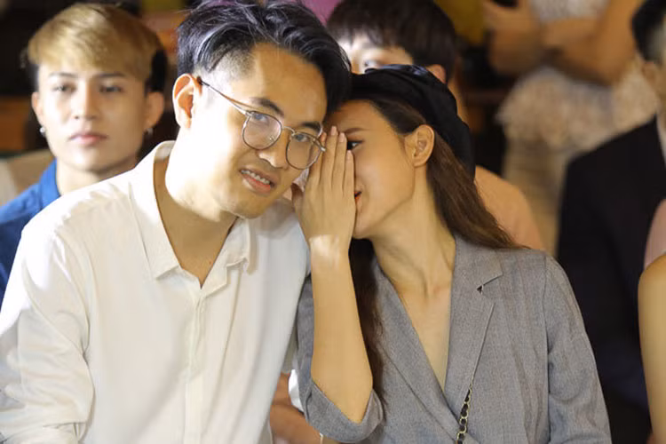 Từ khi hủy hôn Phan Thành, Midu vẫn chưa công khai mối quan hệ tình cảm nào. Tuy nhiên, tháng 11/2017, cô liên tục bị bắt gặp thân mật bên một người đàn ông lạ mặt. Ảnh: Khám phá