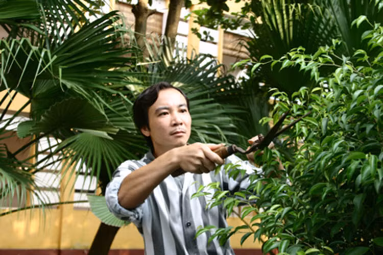 Diễn viên Minh Quốc bị bắt vì tàng trữ ma túy vào tháng 8/2008. Sau khi ra khỏi trại giam vào năm 2010, gương mặt từng ăn khách của nhà hát kịch Việt Nam quyết định "ở ẩn". Ảnh: Zing