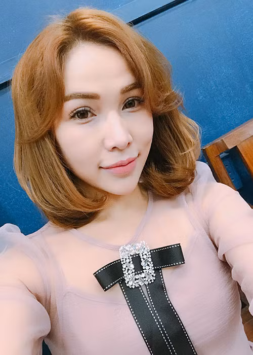 Quỳnh Thư tâm sự: “Đúng là ngoan thôi đừng ngoan quá... ngoan quá lâu lâu muốn tự do tung tăng tí là giống như mình đã mắc phải một sai lầm lớn vậy”.