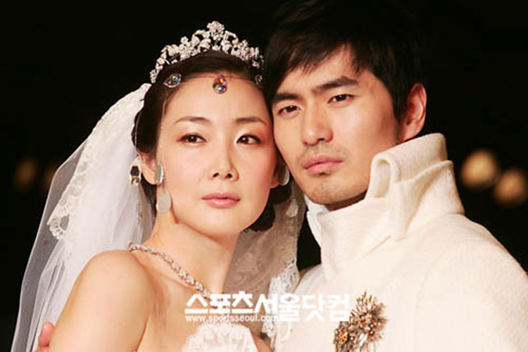 Sau 3 năm gắn bó, Choi Ji Woo và Lee Jin Wook chia tay do áp lực của việc bị công chúng chú ý quá mức. Ảnh: Seoul