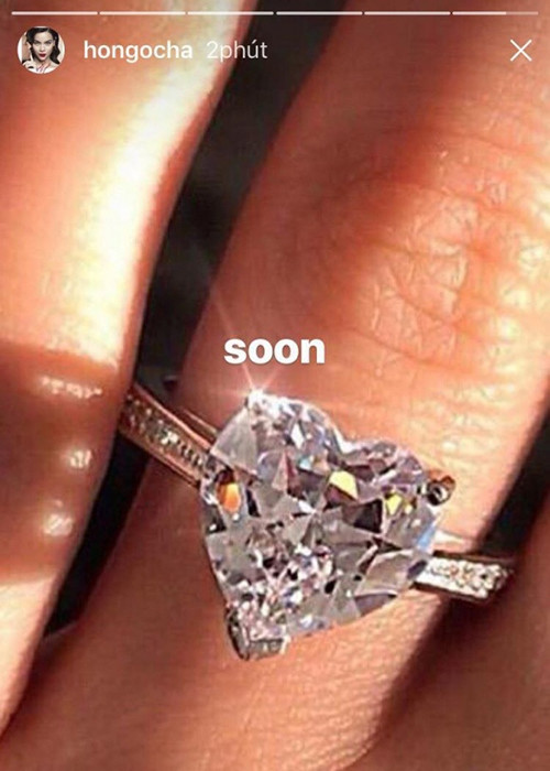 Hà Hồ khoe nhẫn kim cương. Ảnh: Thế giới trẻ