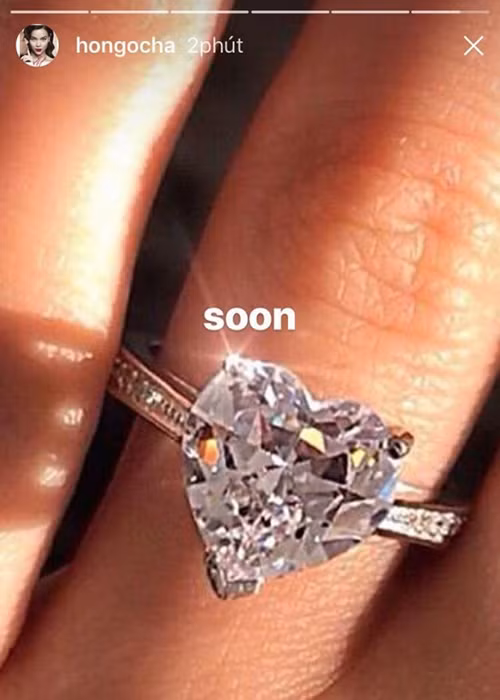 Hà Hồ khoe nhẫn kim cương. Ảnh: Thế giới trẻ