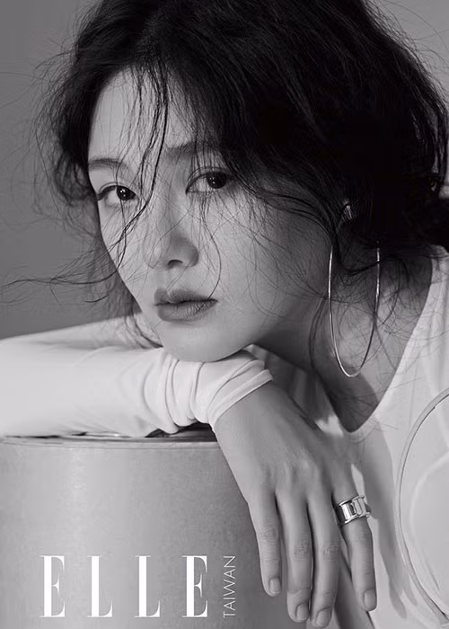 Hình ảnh Đại S đẹp hút hồn trên bìa tạp chí.