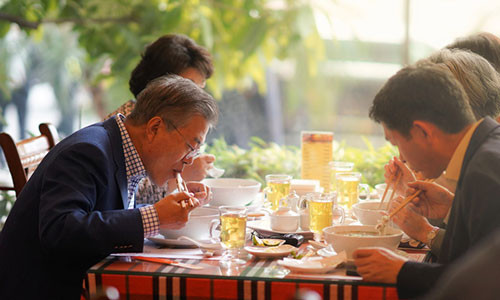 Tổng thống Hàn Quốc Moon Jae-in và phu nhân ăn phở tại một cửa hàng trên phố Hoàng Minh Giám (Hà Nội) - Ảnh: NGUYỄN KHÁNH Tổng thống Hàn Quốc Moon Jae-in và phu nhân ăn phở tại một cửa hàng trên phố Hoàng Minh Giám (Hà Nội) - Ảnh: NGUYỄN KHÁNH