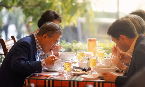 Tổng thống Hàn Quốc Moon Jae-in và phu nhân ăn phở tại một cửa hàng trên phố Hoàng Minh Giám (Hà Nội) - Ảnh: NGUYỄN KHÁNH