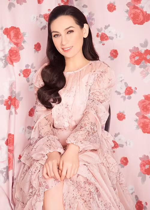 Ở tuổi 46 và đã làm mẹ của 21 người con nuôi và 1 con ruột, Phi Nhung vẫn giữ được vẻ trẻ trung.