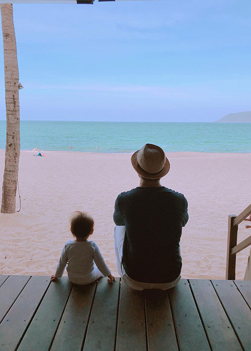 Hình ảnh bé Bồ Câu ngồi ngắm biển bên bố được Phan Như Thảo thích thú chia sẻ trên trang cá nhân.