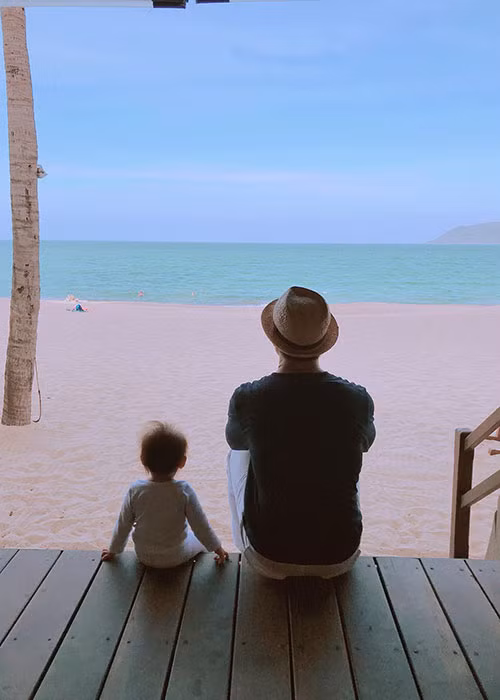 Hình ảnh bé Bồ Câu ngồi ngắm biển bên bố được Phan Như Thảo thích thú chia sẻ trên trang cá nhân.
