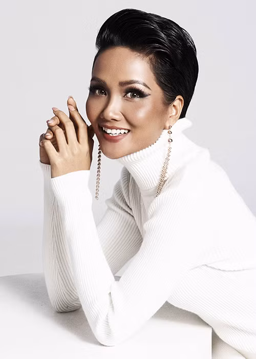 Trong thời gian tới, Hoa hậu H’Hen Niê sẽ tiếp tục với các dự án thiện nguyện, chiến dịch vì cộng đồng cùng tổ chức Hoa hậu Hoàn vũ Việt Nam. Đồng thời, cô cũng tích cực tập luyện chuẩn bị cho cuộc thi Hoa hậu Hoàn vũ Thế giới 2018.