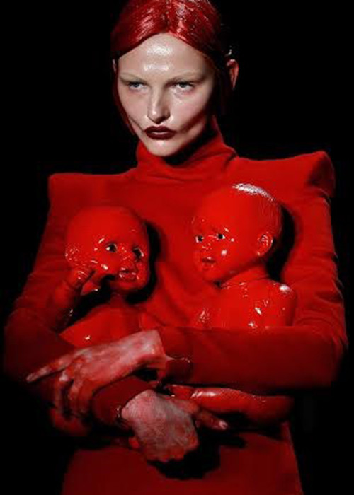 NTK Hu Sheguang từng mang đến Tuần lễ Thời trang Trung Quốc buổi trình diễn kinh dị. Trong ảnh, người mẫu ôm búp bê đẫm máu. Ảnh: Dailmail