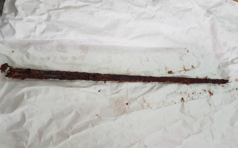 Thanh sắt gỉ sét dài 40 cm đâm vào người cụ ông