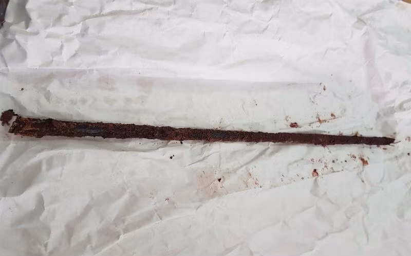 Thanh sắt gỉ sét dài 40 cm đâm vào người cụ ông