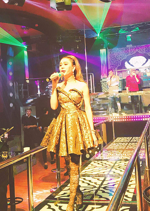 Nữ ca sĩ chuyển giới vẫn miệt mài đi hát.