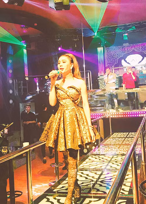 Nữ ca sĩ chuyển giới vẫn miệt mài đi hát.