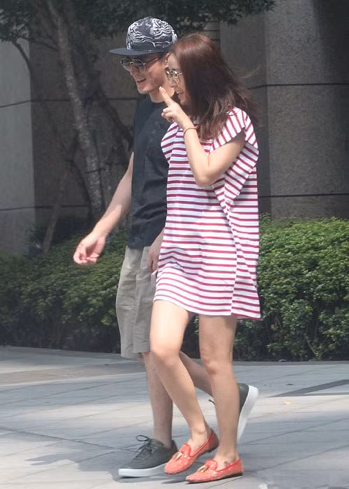 Hình ảnh Lâm Tâm Như và Hoắc Kiến Hoa cười nói vui vẻ bên nhau trên phố.