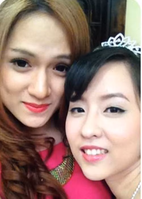 Hương Giang có một chị gái xinh đẹp hiện đã lập gia đình. Ảnh: Khám phá