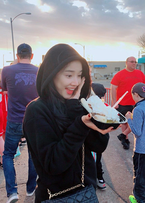 Nhã Phương vui vẻ ở trời Tây là một trong những tin tức sao Việt trong ngày 5/3.