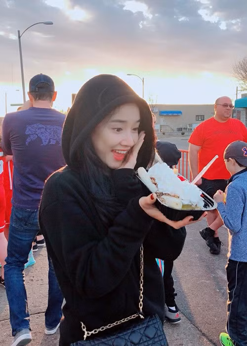 Nhã Phương vui vẻ ở trời Tây là một trong những tin tức sao Việt trong ngày 5/3.