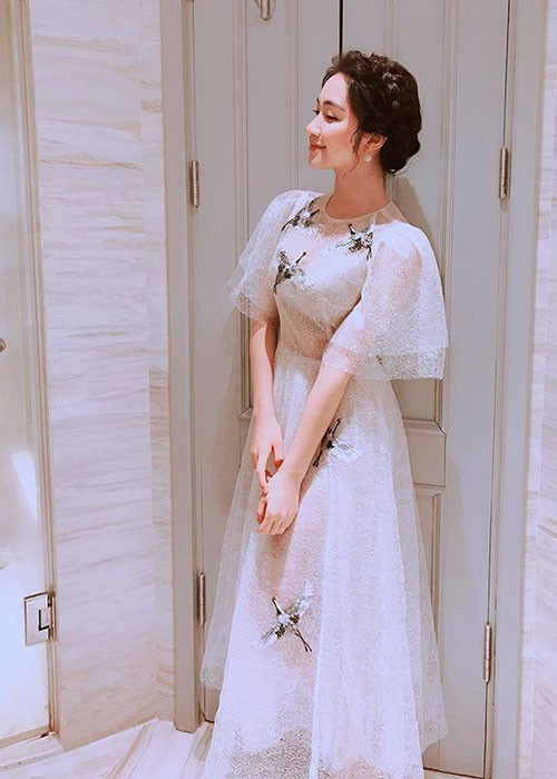 Nữ ca sĩ khoe vẻ nữ tính, dịu dàng khi diện váy điệu đà.