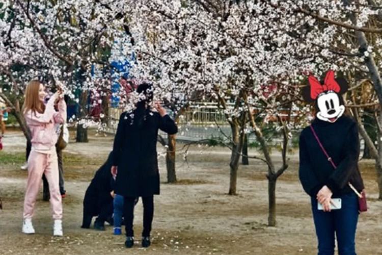 Hình ảnh Lý Tiểu Lộ tươi rói trong chuyến đi chơi. Trước scandal ngoại tình, cô được nhiều người ngưỡng mộ bởi có tổ ấm hạnh phúc bên Giả Nãi Lượng và con gái Điềm Hinh.