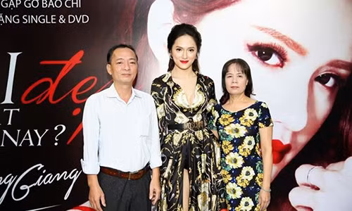 Hương Giang Idol bên bố mẹ. Ảnh: Tiền Phong