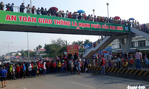 Công nhân công ty Pouchen chắn ngang quốc lộ 1K, đoạn đi qua xã Hóa An, TP Biên Hoà, Đồng Nai khiến giao thông tắc nghẽn - Ảnh: A LỘC