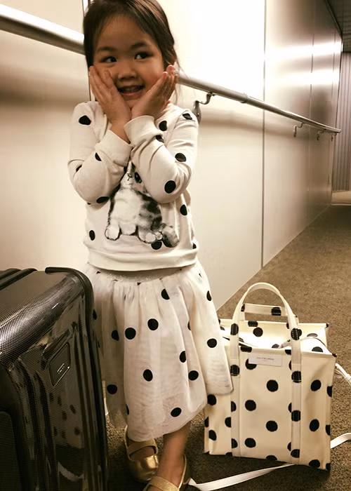 Maya chia sẻ: “Mẹ đặt tên con là Bồ Câu vì mong muốn con luôn được sống trong hòa bình. Bồ Câu cũng là loài chim rất thông minh, cho dù thả chúng ở bất cứ đâu chúng vẫn biết đường bay về tổ của mình, bồ câu còn có thể đưa thư là vì thế. Và con là Bồ Câu Khả Ân”.