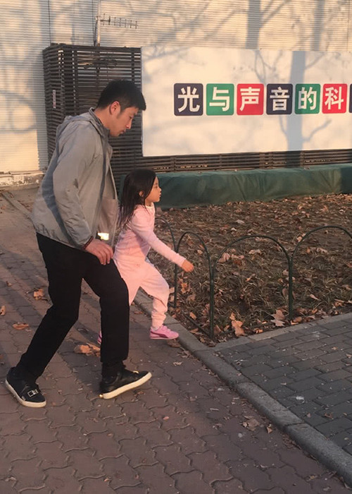 Bé Điềm Hinh khá hiếu động, đáng yêu, rất hiểu chuyện và ngoan ngoãn.