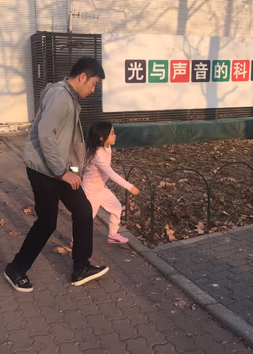 Bé Điềm Hinh khá hiếu động, đáng yêu, rất hiểu chuyện và ngoan ngoãn.