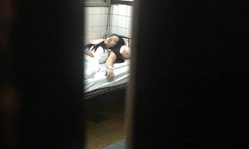 Nam Em nhập viện truyền nước. Ảnh: Dân Việt