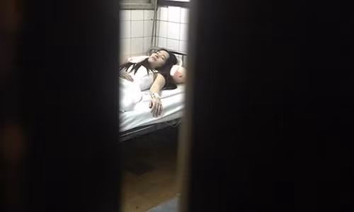 Nam Em nhập viện truyền nước. Ảnh: Dân Việt