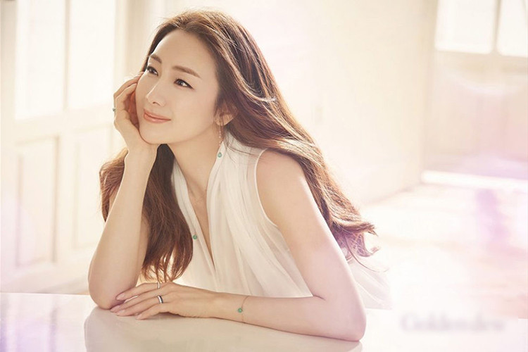 Choi Ji Woo hiện tìm được bến đỗ bình yên bên ông xã không phải là người nổi tiếng. Cả hai làm đám cưới vào ngày 29/3 sau 1 năm hẹn hò. Ảnh: SBS
