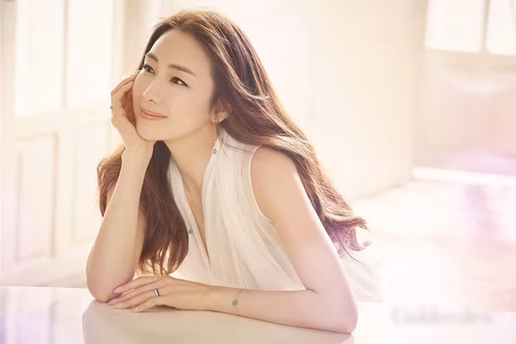 Choi Ji Woo hiện tìm được bến đỗ bình yên bên ông xã không phải là người nổi tiếng. Cả hai làm đám cưới vào ngày 29/3 sau 1 năm hẹn hò. Ảnh: SBS