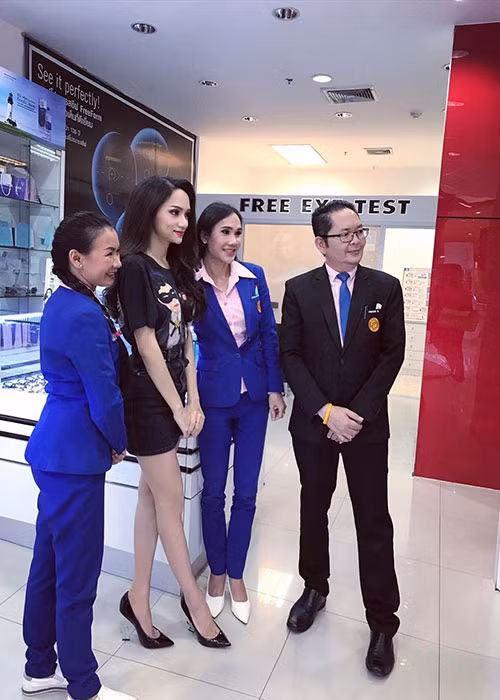 Xuất hiện tại một trung tâm mua sắm ở Thái Lan, tân Hoa hậu Chuyển giới Quốc tế nhận được sự chú ý của nhiều người dân. Ảnh: Lao động