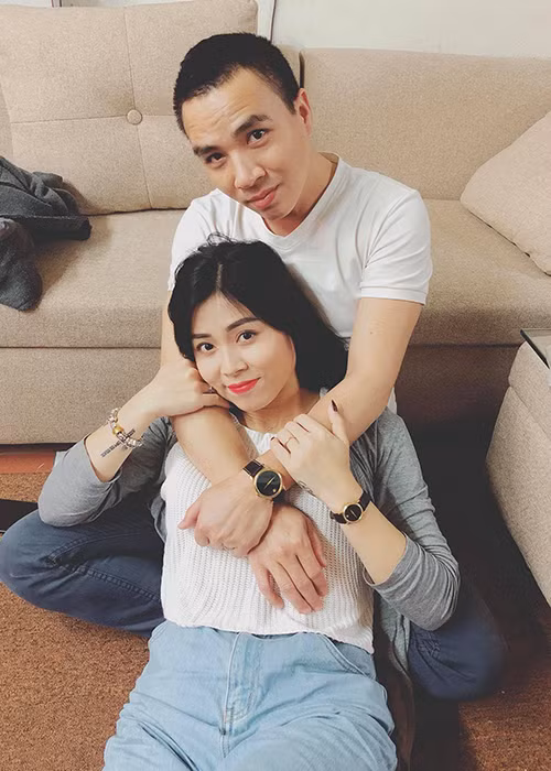 MC Hoàng Linh khoe hình ảnh hạnh phúc bên hôn phu.