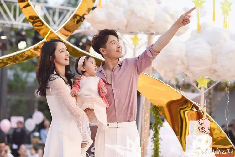 Ngoài một sự nghiệp lên như diều gặp gió, nam diễn viên phim "Mị Nguyệt truyện" còn có hậu phương vững chắc là bà xã xinh đẹp. Ảnh: Sina