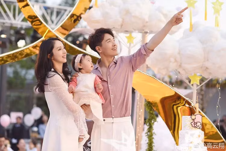 Ngoài một sự nghiệp lên như diều gặp gió, nam diễn viên phim "Mị Nguyệt truyện" còn có hậu phương vững chắc là bà xã xinh đẹp. Ảnh: Sina