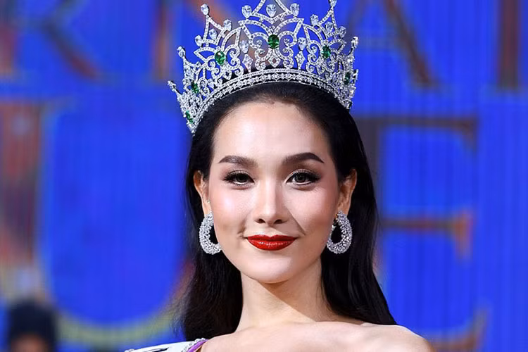 Khi đăng quang, cô mới 23 tuổi. Jiratchaya là người mẫu và nhà thiết kế thời trang. Cô từng tốt nghiệp trường Y tế ở Srinakhanrinwirot. Ngoài ra, cô còn là gương mặt đại diện của nhiều trung tâm thẩm mỹ. Tại cuộc thi Hoa hậu chuyển giới Thái Lan 2016, tân hoa hậu nhận thêm hai giải phụ - Hoa hậu ảnh và Thí sinh có làn da đẹp nhất.