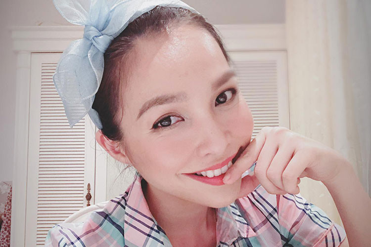 Bà mẹ một con Hiền Thục khoe mặt mộc không tỳ vết.