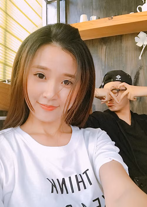 Midu cũng từng bị đồn hẹn hò Harry Lu. Cả hai từng đóng chung phim "4 năm 2 chàng trai 1 tình yêu". Trước những tin đồn hẹn hò, Midu đều giữ im lặng.