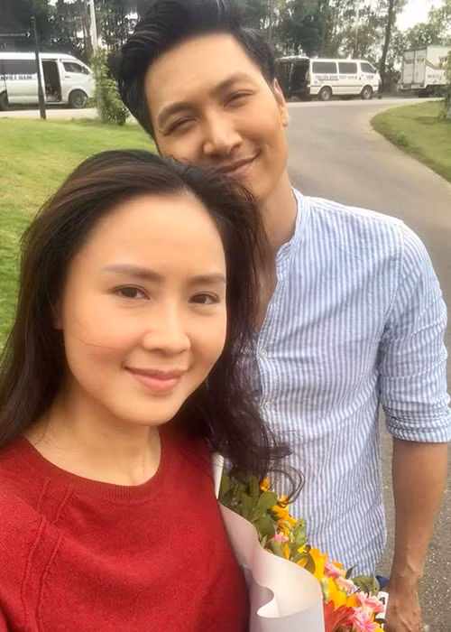 Hồng Diễm tiết lộ hình ảnh ngày quay cuối cùng bộ phim “Cả một đời ân oán”.