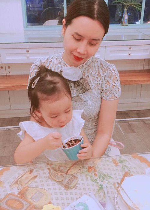 Lưu Hương Giang khoe ảnh con gái kèm bình luận hài hước: “Sắp 2 tuổi rồi, chuẩn bị mẹ cho em bé tham ăn đi bộ đội thôi nhỉ?”.