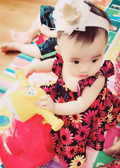 Vy Oanh khoe con gái 4 tháng tuổi vô cùng dễ thương.