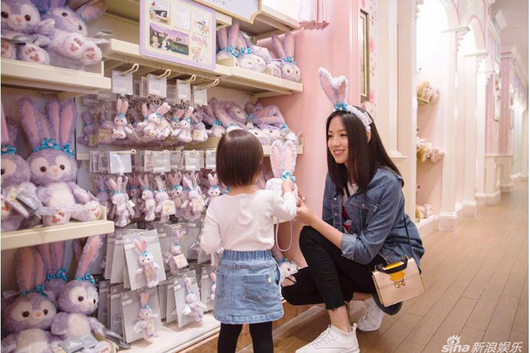 Trương Tử Lâm khoe con gái cưng. Dù mới 2 tuổi nhưng con gái của Trương Tử Lâm đã sở hữu đôi chân dài giống mẹ. Ảnh: Sina